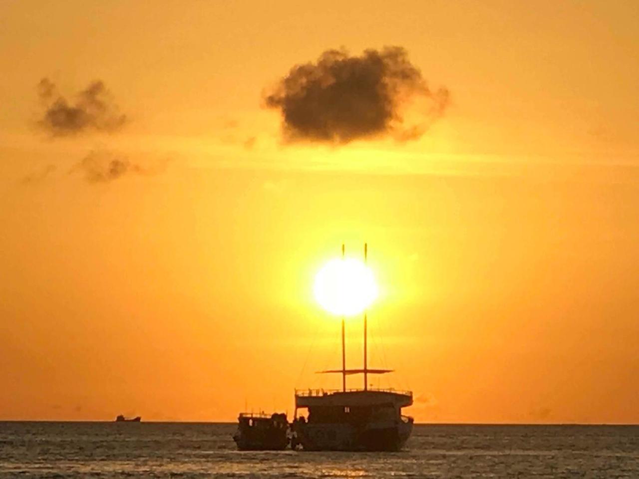 String Wave Maldives Hotel Gulhi Luaran gambar